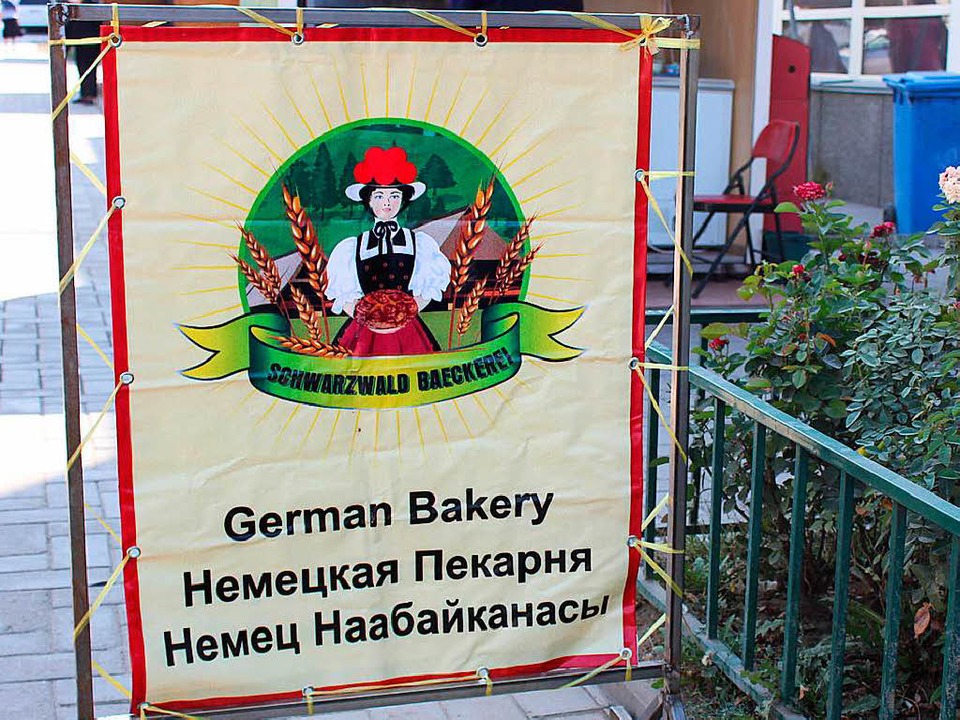 Ein Schild weist auf die deutsche Bäckerei in Bischkek hin  | Foto: dpa