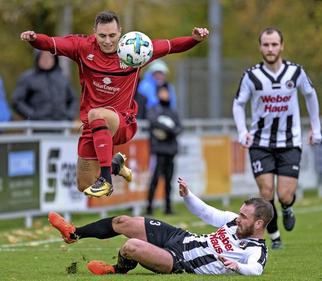 Die Hrde Linx genommen: Mirco Bhler (FVLB, links) gegen Geoffrey Feist (SVL)  | Foto: Gerd Grndl