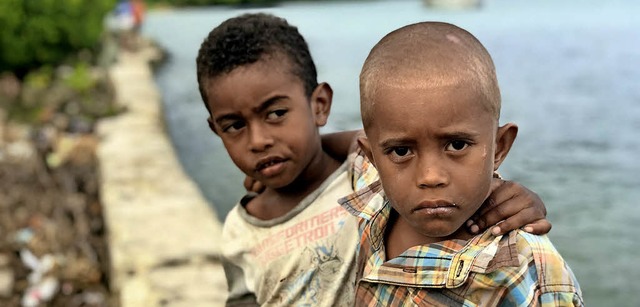 Diese zwei Jungen stammen aus  dem Dor...spiegels teilweise umgesiedelt werden.  | Foto: DPA