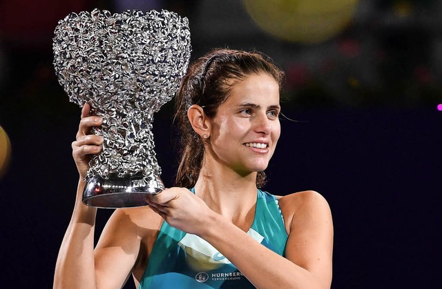 Julia Grges mit ihrem Pokal &#8211; d... sie  noch etwa 545000 Euro Preisgeld.  | Foto: AFP