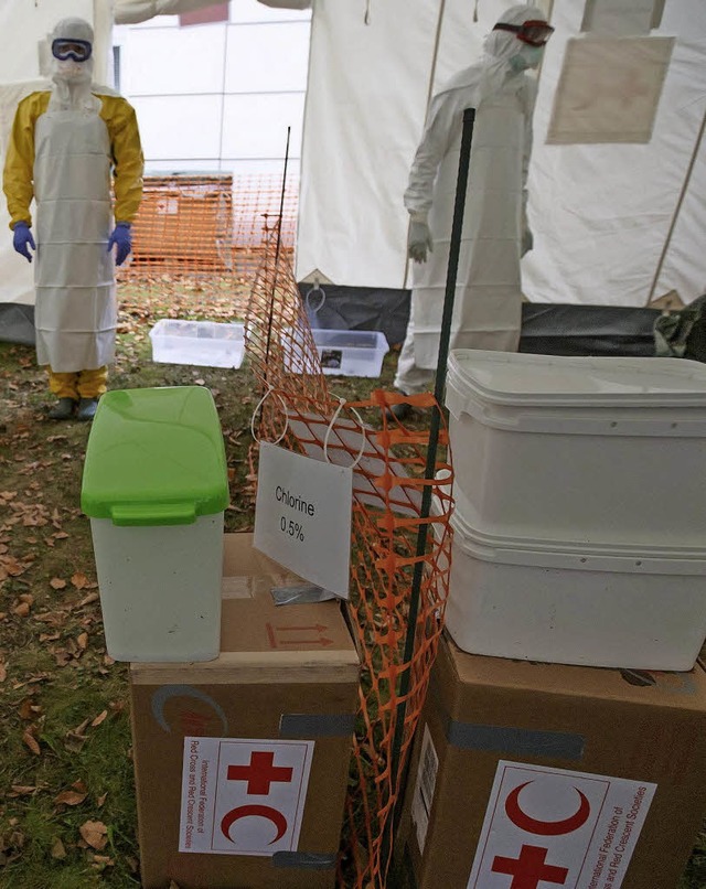 Ebola-Helfer bei einer bung    | Foto: dpa