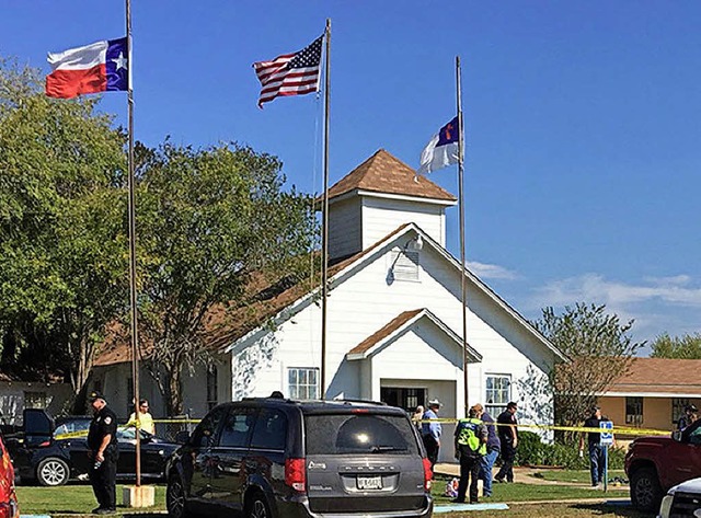 Polizisten und Helfer vor der Kirche in Sutherland Springs   | Foto: dpa