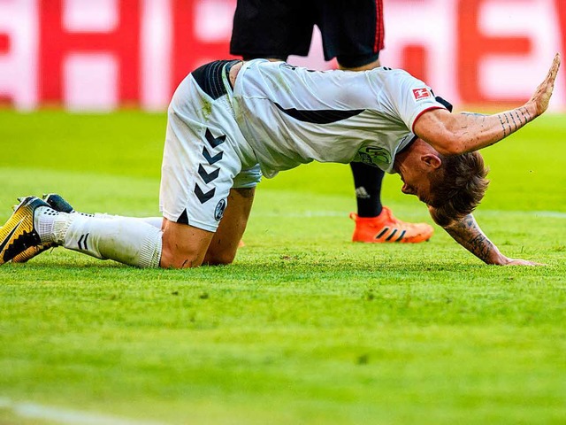 Mike Frantz vom SC Freiburg hat sich im Spiel gegen Schalke 04 verletzt.  | Foto: dpa