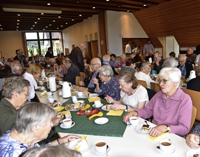 Mit Kaffee und Kuchen und viel Musik wurden die Senioren verwhnt.  | Foto: Hans-E. Meidhof