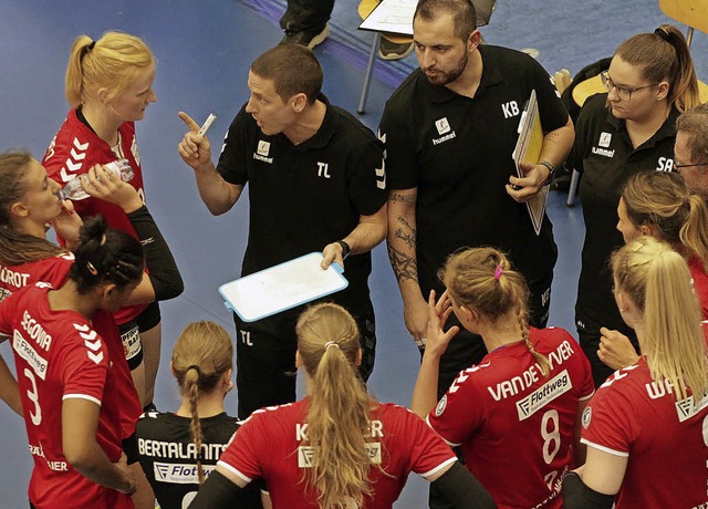 Trainer Timo Lippuner ist umringt von seinen hochkartigen Spielerinnen.   | Foto: Georg Gerleigner
