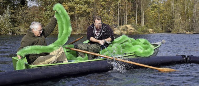 Franz Bhler  (links) und Marian Strum...n  die Laichbrsten an der Laichinsel.  | Foto: Thomas Kunz