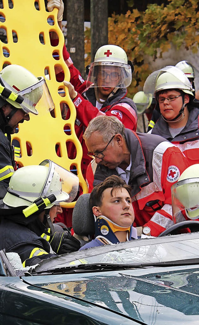 Zur Menschenrettung bei einem Unfall m...ndorf und hlingen schweres Gert ein.  | Foto: Birgit Rde