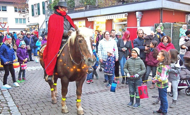 &#8222;Da ist er ja!&#8220; &#8211; Di...sich ber Sankt Martin und sein Pferd.  | Foto: Gabriele Poppen