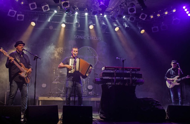 Joachim Kieltsch, der Snger, Keyboard...hervor, um zum Akkordeon zu wechseln.   | Foto: Armin Krger