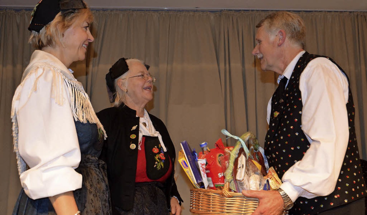 40 Jahre Volkstanzgruppe Egringen: Das...nd Heidi Brunner einen Geschenkkorb.    | Foto: Marco Schopferer