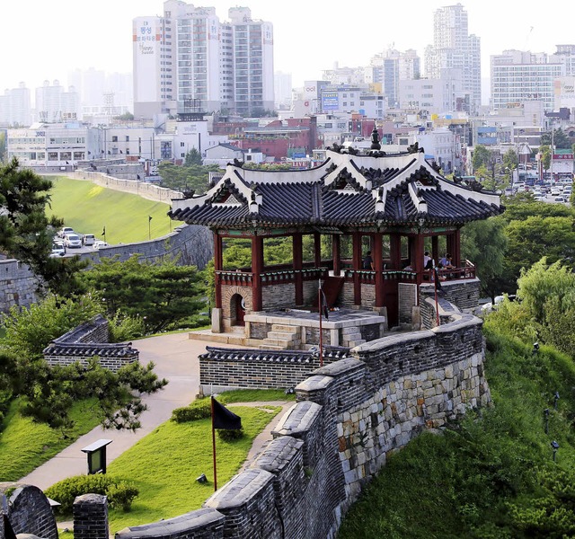 <BZ-FotoAnlauf>Aus erster Hand  </BZ-F...11; hier Freiburgs Partnerstadt Suwon.  | Foto: M. Saurer