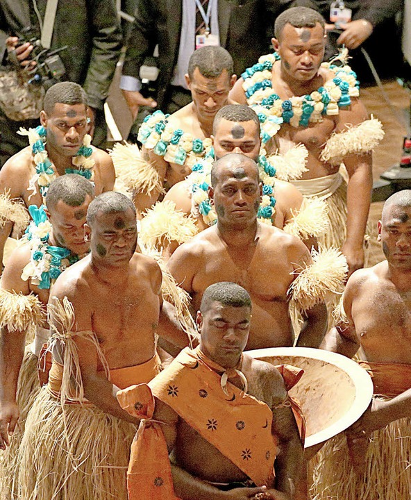 Fidschi-Insel-Bewohner führen bei der Bonner Klimakonferenz ein Ritual auf.   | Foto: DPA