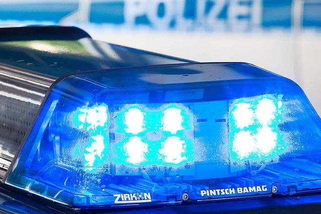 Auto landet in Lrrach auf den Bahngleisen