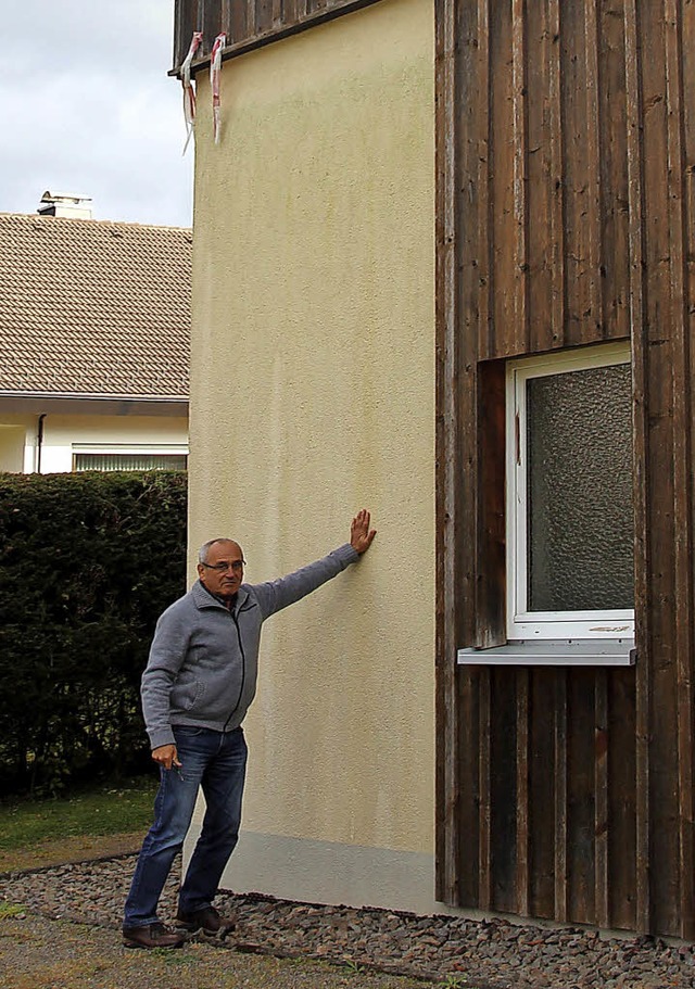 Orland Mayer legt Hand an die Nordwand...ert und die Farbe hat einen Grnstich.  | Foto: Eva Korinth