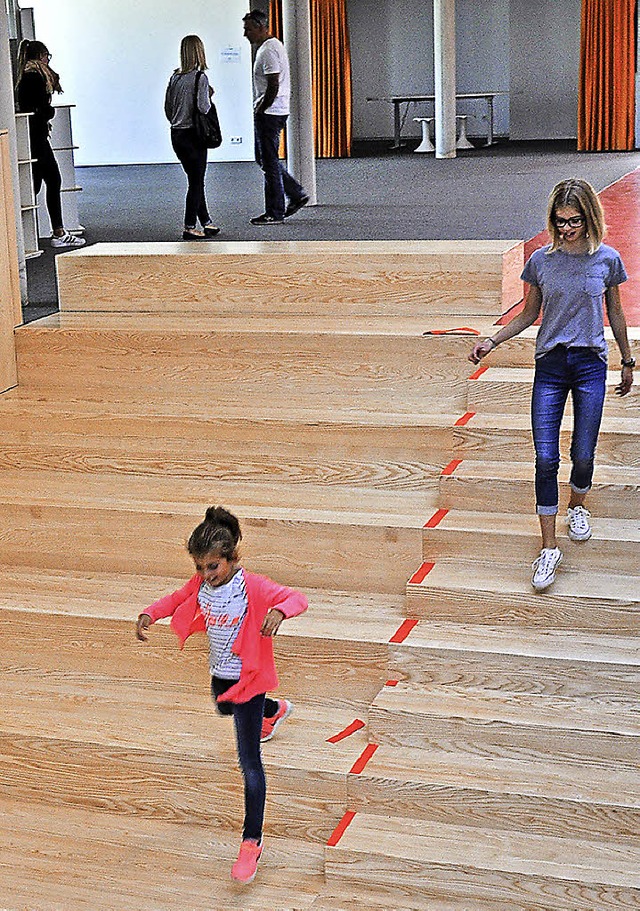 Die Trittkanten  der Treppe im Erweite... schwarzen Streifen versehen werden.    | Foto: Kricheldorff