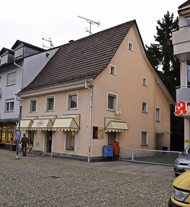 Das Gebude Lammplatz 9 und der dahint...l in den kommenden Wochen abgerissen.   | Foto: Frank Schoch