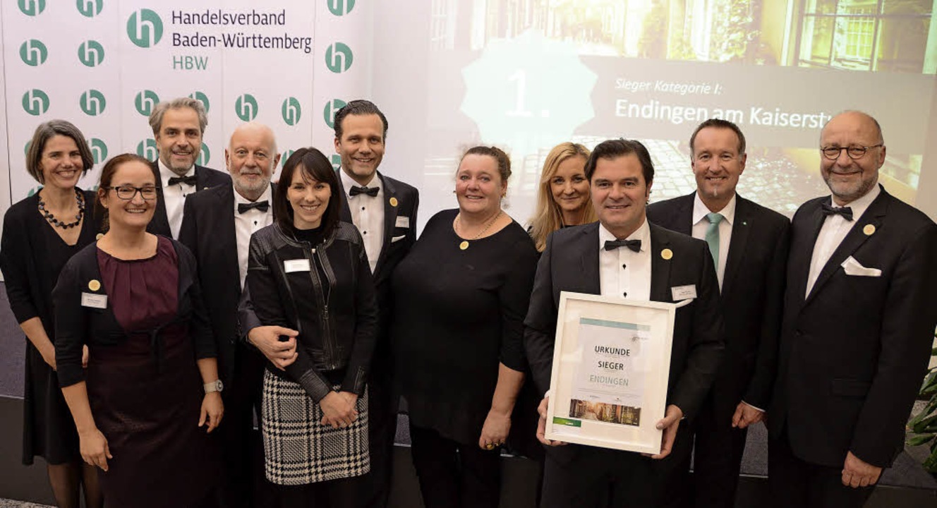 Stolz prsentiert die Endinger Delegat...rurkunde fr den Stadtmarketing-Preis.  | Foto: G&amp;H Endingen