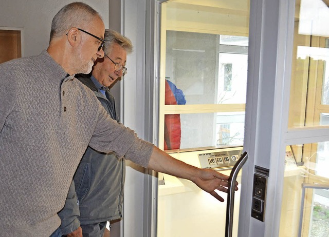 Brgermeister Rudolf Rmmele (links) d...t, wie der  neue Aufzug funktioniert.   | Foto: Paul Berger