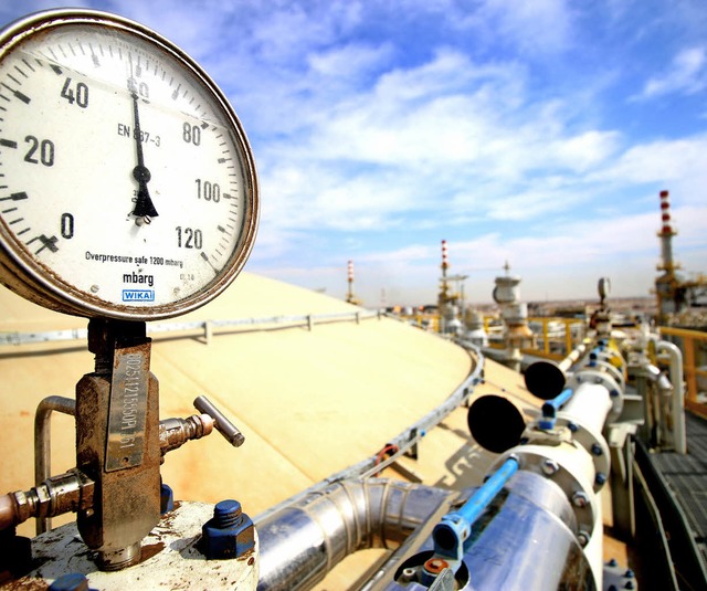 Hier wird aus Rohl Benzin: Raffinerie in Basra im Sdirak.   | Foto: DPA