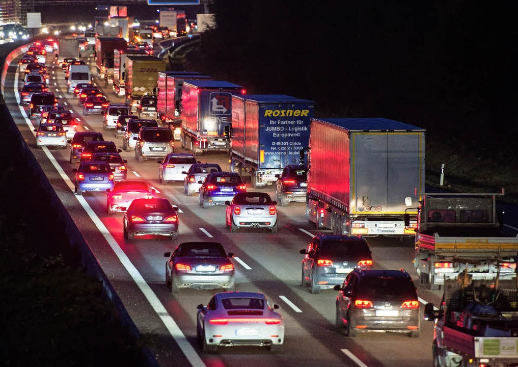Der Straßenverkehr gilt als große Schadstoffquelle.   | Foto: DPA