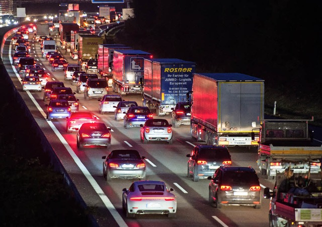 Der Straenverkehr gilt als groe Schadstoffquelle.   | Foto: DPA