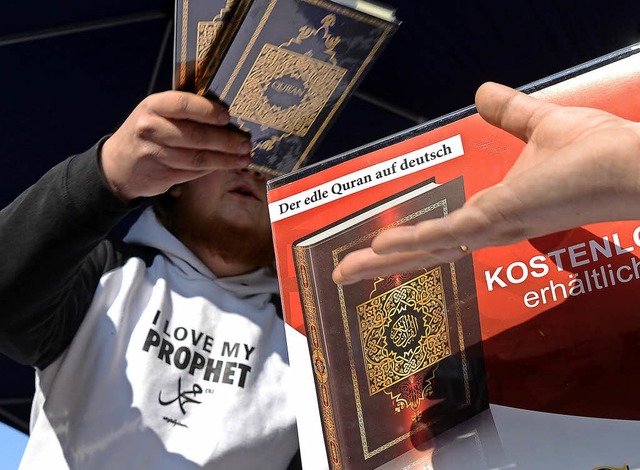 Salafisten verteilen den Koran an Passanten.  | Foto: Julian Stratenschulte