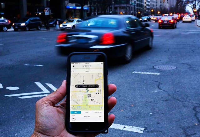 Der Fahrdienstleister Uber ist Taxifah... mit Uber-Fahrten sein Geld verdiente.  | Foto: AFP