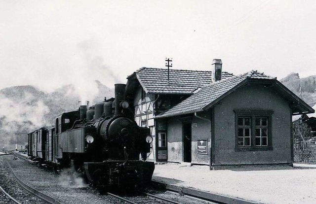 Am Bahnhof Utzenfeld waren viele der Zeitzeugen unterwegs.  | Foto: Archiv Benno Drflinger