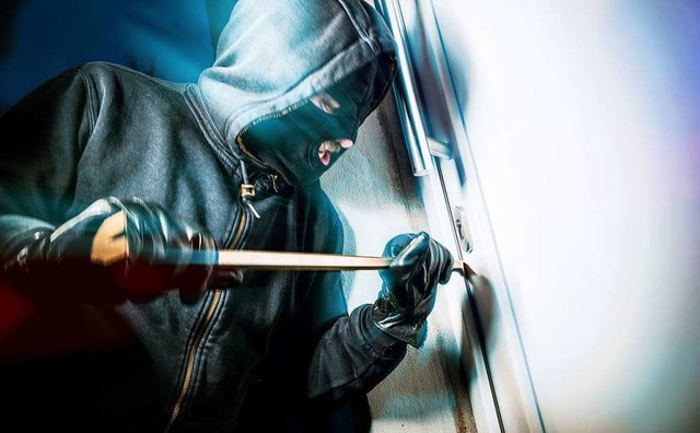 Ein Einbrecher hebelt eine Haustr auf  (gestellte Szene).  | Foto: AA+W  (stock.adobe.com)