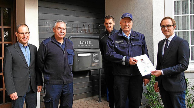 Drei Mitarbeiter des Gemeindevollzugsd...sachs  Hauptamtsleiter Armin Schtzle.  | Foto: Herbert Trogus