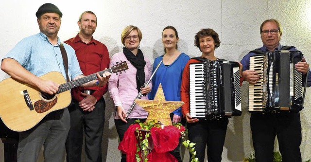 Von links: Georg Mattes (Gitarre), Ema...nand und Harald Kniebhler (Akkordeon)  | Foto: Ute Schler