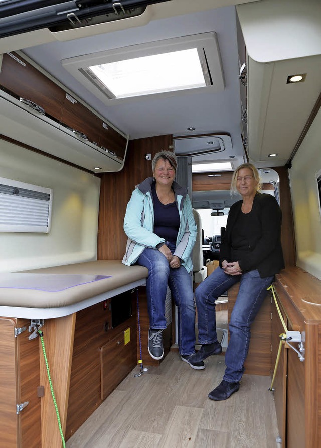 Im Pflastermobil: Ute Vogt und Eva Christoph (von links)  | Foto: BREITHAUPT