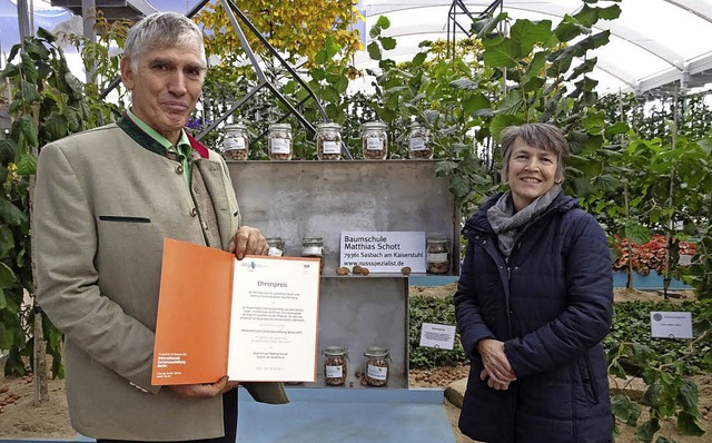 Eva und Anton Schott nahmen bei der In..., den Ehrenpreis des Landes entgegen.   | Foto: Privat