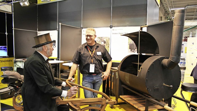 Erfinder unter sich auf der Erfinderme...aus einem Heizkessel gebauten Smoker.   | Foto: Steinbeis-Transferzentrum