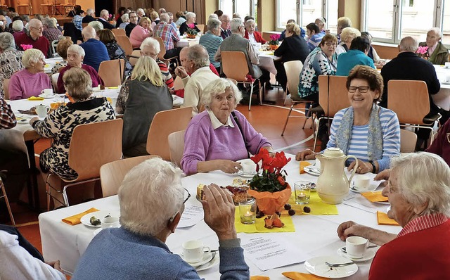 Unterhalten und mit Leckereien verwhn... Senioren auf Einladung der Gemeinde.   | Foto: Claudia Bachmann-Goronzy