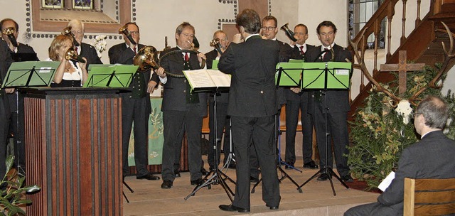 Das Blsercorps Badische Jger Lrrach...Hubertusmesse in der Wollbacher Kirche  | Foto: Walter Bronner