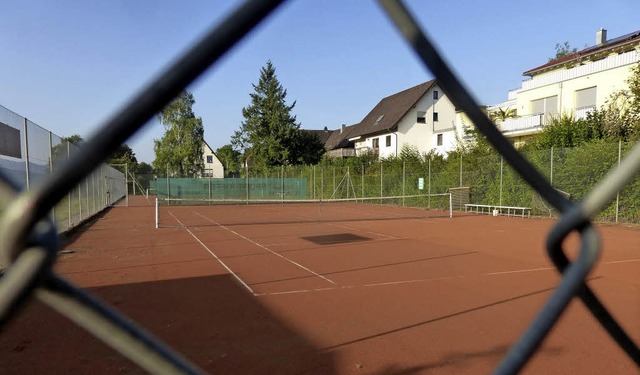 Erneut in der Diskussion: Die Tennispl...n einer Flchtlingsunterkunft weichen.  | Foto: Andrea Gallien