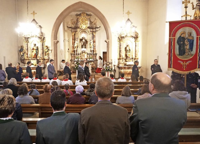 Feierlicher Auszug aus der St.-Leonhard-Kirche.   | Foto: Helmut Hringer