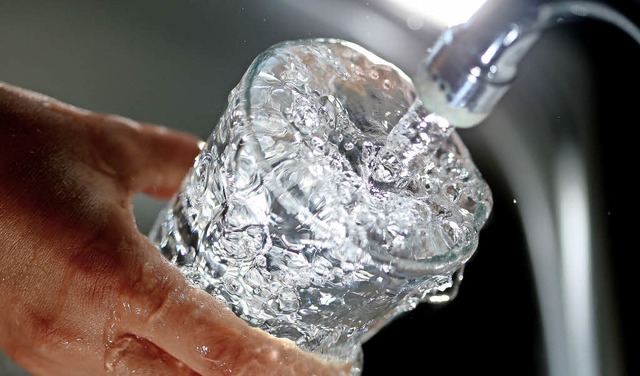 Trinkwasser kostet in Ihringen  2,32 Euro je Kubikmeter.  | Foto: dpa