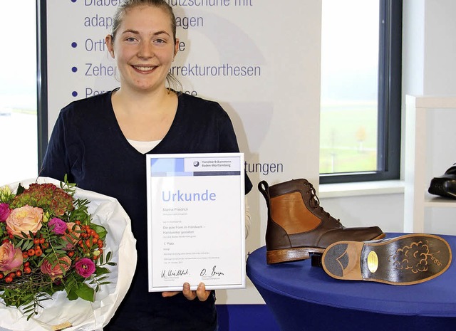 Marina Friedrich prsentiert ihre Sieg...u sehen: kunstvoll angepasste Schuhe.   | Foto: Privat