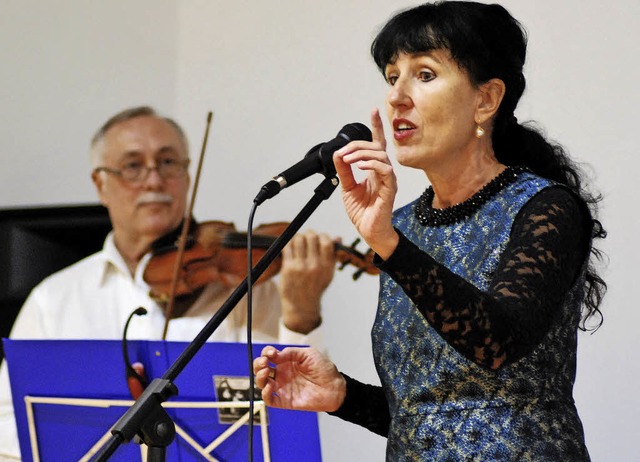 Sngerin Anna Metaxa und Geiger Stanis...nda brachten die Besucher zum Tanzen.   | Foto: Thomas Loisl Mink