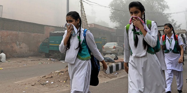 Schlerinnen in Neu-Delhi versuchen, s...rn vor der giftigen Luft zu schtzen.   | Foto: AFP