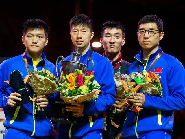Fan Zhendong, Ma Long und Xu Xin (in Blau, von links)   | Foto: dpa