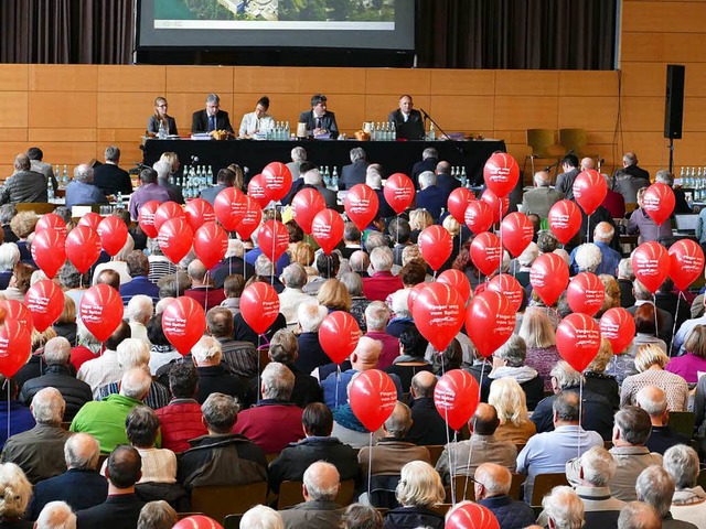 Die Untersttzer des Spitals Bad Scki...ung lieen sie sie symbolisch platzen.  | Foto: Theresa Steudel