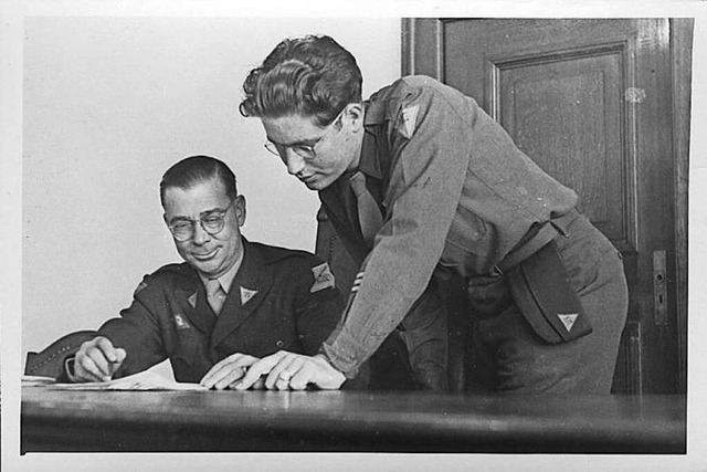 Gerald Schwab (r.) mit einem US-Inspektor beim Nrnberger Prozess.  | Foto: US Holocaust Memorial Museum