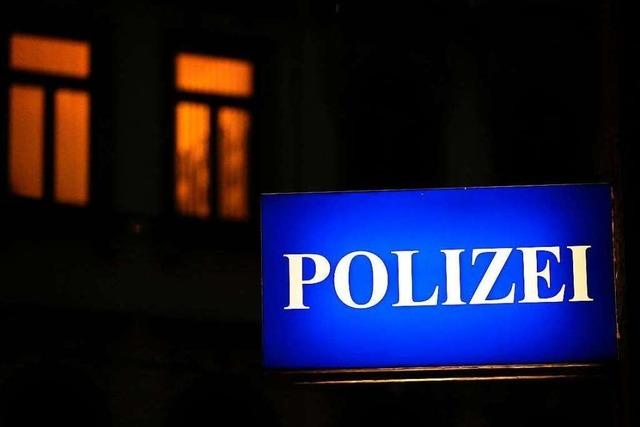 Drei Unbekannte greifen in der Nacht einen 22-Jhrigen an und stehlen ihm das Smartphone