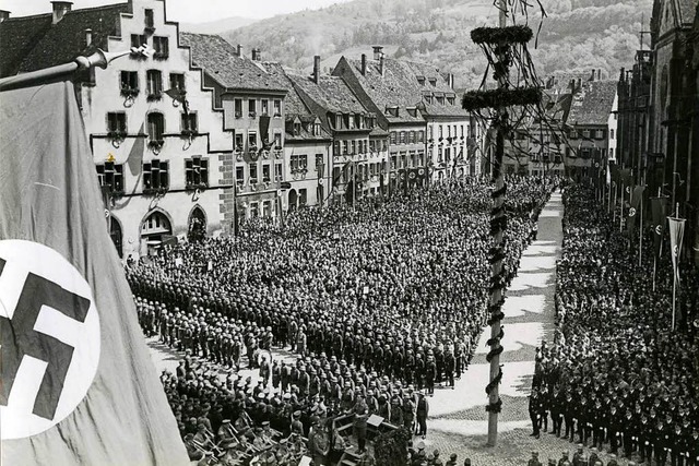 Ein nationalsotialistischer Aufmarsch am 1. Mai 1939 auf dem Mnsterplatz  | Foto: Stadtarchiv Freiburg