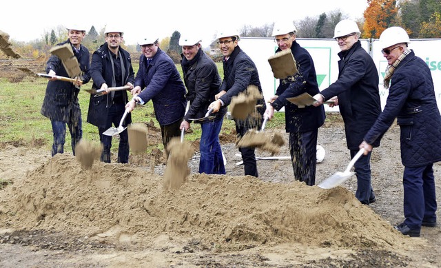 Beim ersten Spatenstich (von links): C...it auf dem Hornacker verbringen wird.   | Foto: Ralf H. Dorweiler