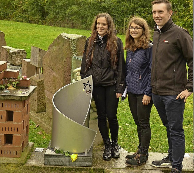 An der Gedenkstele, die von ihnen gesc...n den Gewerblichen Schulen Waldshut.    | Foto: Kaiser