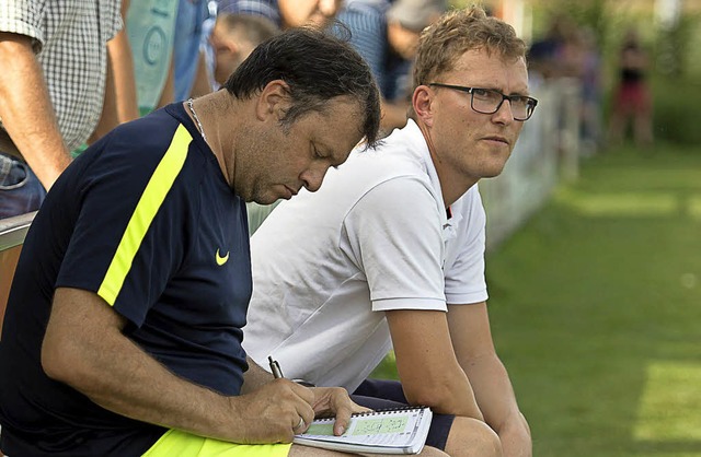 Notiert regelmig spielerische Fortsc... (links, mit Co-Trainer Tobias Kaiser)  | Foto: vfma